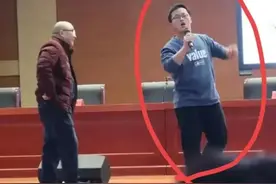 抢话筒的男生被曝是学霸，用3句话精准抨击，目前教授被停课反省图片