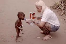 5年前，非洲1岁男孩被父母遗弃，流浪途中遇游客喂水后被收养图片