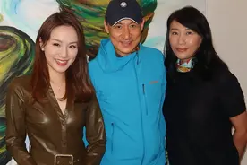 张学友17岁女儿办画展，穿露腰装破洞裤身材好，61岁歌神现身支持图片