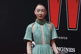 周冬雨红毯又翻车！身材干瘪非要露，“假性感”把我看无语了图片