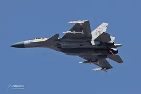 歼15飞鲨战机出现改型，提升颜值与战斗力，未来可部署弹射型航母图片