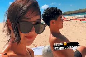 曹格老婆晒比基尼美照，凹凸有致似少女，儿子皮肤黝黑肌肉壮硕图片