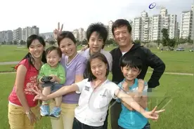 2岁出道年赚百万，被父母当“提款机”的他，如今却无人问津图片