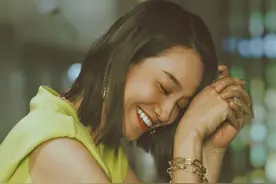 朱丹一家外出踏青！姐姐搀扶弟弟好有爱，老公扎马尾艺术范浓郁图片