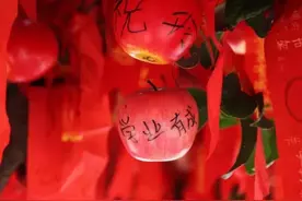 考场内外的谐音梗和玄学：旗袍、紫裤子、吉利服，今年多了拜孔子图片