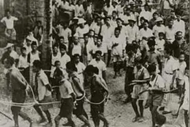 1965年印尼排华：30万华人被屠杀，尸身堵塞血河，头颅在路边发臭图片