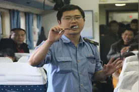火车上的推销员，真的是铁路工作人员吗？原来我们一直被“骗”了图片