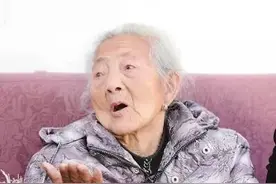 万连卿：800壮士幸存者之一，2000年抱着一只老母鸡去找政府干部图片