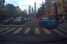 路口右转遭遇“抢车头”险酿事故图片