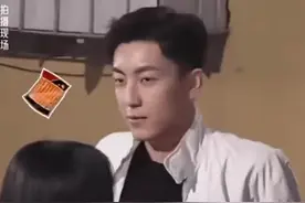 电视剧《装腔启示录》释出吻戏花絮，包上恩因拍吻戏前吃辣条引热议，发文回应：开拍前有认真漱口、吃薄荷糖图片