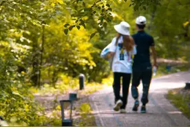 19年一男子和未婚妻逛街，被陌生男孩叫爹，亲子鉴定确认男子亲生图片