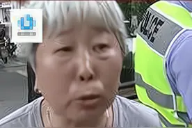 72岁大妈捡包后联系失主，失主：我限你半个小时送过来，否则报警图片