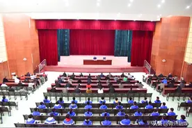 李方甫到青川一中为师生讲党课图片