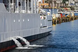 轮船上的“漏洞”设计，为什么航行时，两侧要不停地向外排水？图片