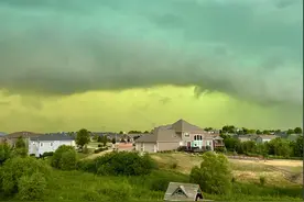 天空变成奇怪的绿色，难道是末日要来了吗？图片