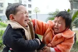 孩子喜欢抢别人的玩具怎么办？先了解孩子的心理，再学会处理方法图片