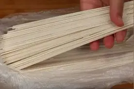 煮面条时，最忌水开下锅，牢记这1个技巧，爽滑筋道，真好吃图片