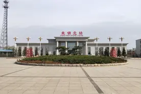 我国最远的高铁站，距离市区100公里，建在了荒郊野外图片