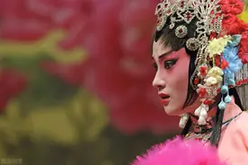 小小说：戏精的穿帮图片