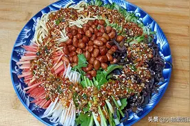 这道“销魂凉拌菜”，色彩丰富，口感脆爽，味道清香，味美好吃图片