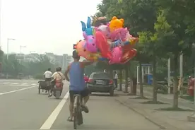 10年后，谭警官再遇气球哥，这一幕引百万网友痛哭图片