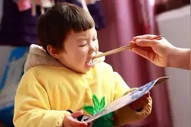 “饱睡”并非能助长，反而会偷走孩子的身高，娃三岁后睡前要少吃图片