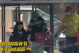 张亮与前妻复合添锤！一家人逛街其乐融融，男方站车旁贴心等寇静图片