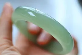 送人玉石是很有讲究的，不然就算你送几万的玉石别人也不会高兴图片