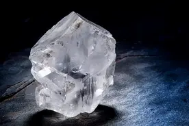 1977年，一个发光石头被山东姑娘捡到，专家估价：保守一个亿图片