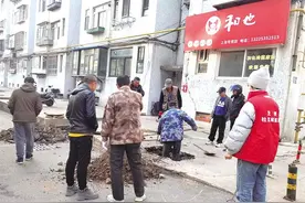 芝罘区：居民家中排水不畅 网格员协助疏通下水道图片