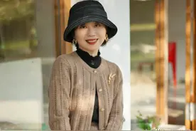 五六十岁的女人，切记戴鸭舌帽、贝雷帽！换成“奶奶帽”更洋气图片