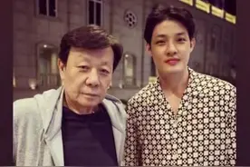 老戏骨寇世勋晒父子合照，儿子高大帅气，被赞比父亲还帅图片