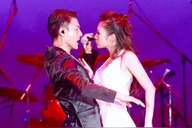 她陪伴华仔26年，眼睁睁看着他娶别的女人，如今42岁仍未婚图片