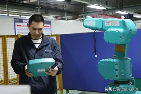 四川小伙担心入职富士康是骗局，进厂一年变万元户，如今已干25年图片