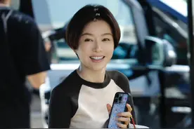 秦岚新剪了少年短发年轻20岁，穿针织衫+工装裤，美得像换了个人图片