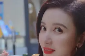 张萌携女儿喝下午茶，母女俩牵手合拍，小小萌长高不少侧颜像妈妈图片