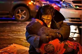 “我只想回家！”妻子遭遇车祸，男子在高速上嚎啕大哭，这样的爱情令人感动图片