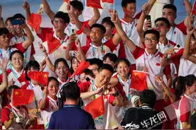 组图 | 大运会直播镜头前 这些“显眼包”展示“满格青春”图片