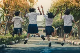 从《孤勇者》到“电摇” 这些小学生的社交语言你懂吗图片