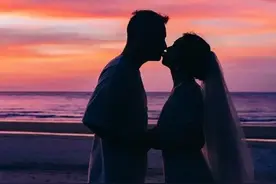 我爱上哥哥的朋友，他比我大了整整十岁（完结）图片