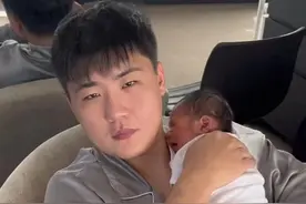 闫学晶儿子当新手爸爸很称职，给未满月儿子拍嗝哄睡，累却幸福着图片