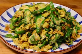 青椒炒蛋第1步放油炒就错了，难怪不香不嫩，教你正确做法和诀窍图片