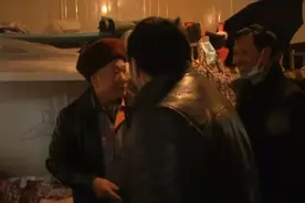 被工地收留6年的聋哑老人寻亲成功，侄儿正开车带他回重庆老家图片