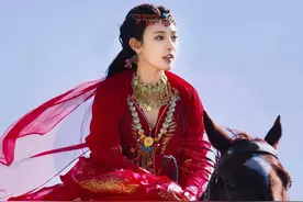 彭小苒 东宫红衣壁纸｜向来情深，奈何缘浅图片