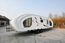 11米长26平方米，出游在外也能有两室一厅，头等舱营地拖挂房车图片