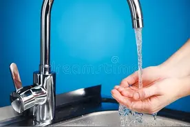 桶装饮用包装水、小区售水机、家用净水机，日常饮用怎么选择？图片