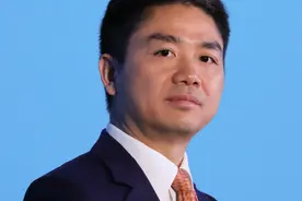 刘强东套现640亿后，携孕妻去往美国，老家祖宅遭泼油漆？图片