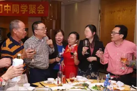 山东一老板请客，30名老同学赴宴，点20瓶老茅台，结账时五味杂陈图片