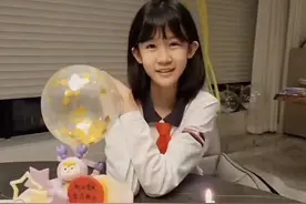 陆毅女儿美到认不出！14岁生日成轻熟少女，秀大眼长腿身高赶上妈图片