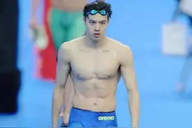 00后鲜肉游泳队体育生男菩萨|泳池实力大包抢镜|帅哥腹肌体育生图片